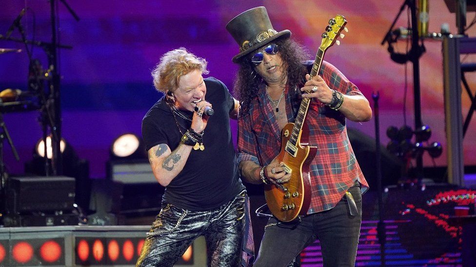 Axl Rose canta mentre Slash suona la chitarra sul Pyramid Stage a Glastonbury