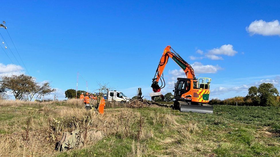 Eynsham park and ride development begins - BBC News