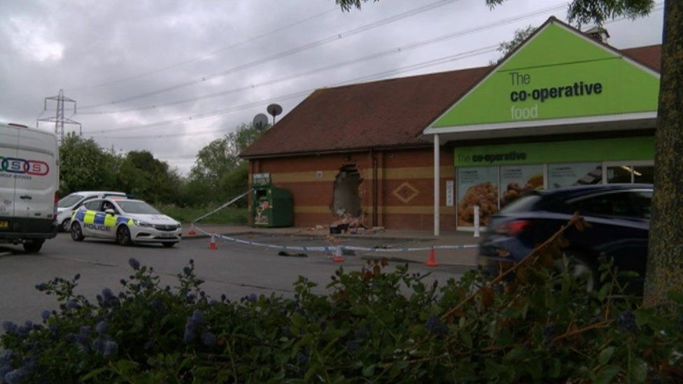 Didcot Co-op cash machine ripped out with digger - BBC News