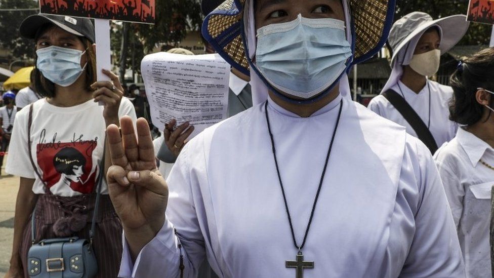 Католические монахини присоединяются к протесту в Мьянме