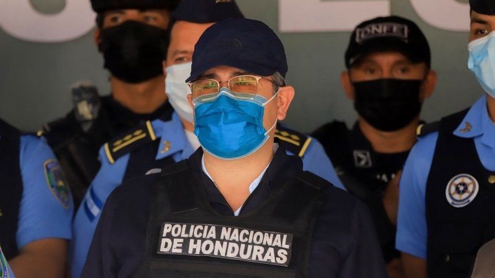 Бывший президент Гондураса Хуан Орландо Эрнандес наблюдает за полицейским спецназом после задержания сотрудниками Национальной полиции Гондураса в Тегусигальпе, Гондурас, 15 февраля 2022 г.