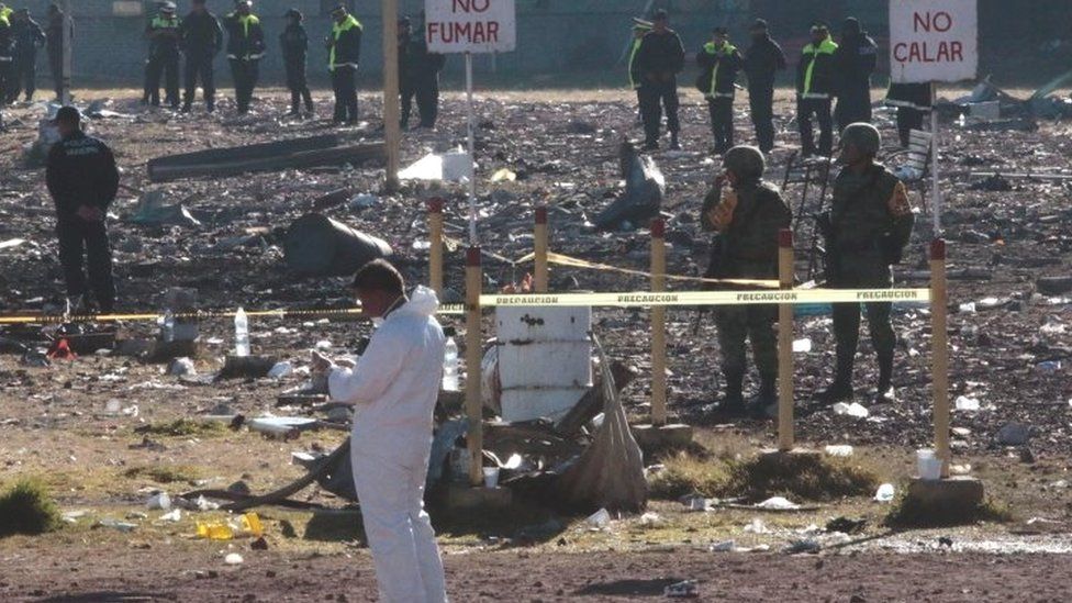 Forensic experts and police officers work at the scene of the blast in Mexico City's Tultepec suburb (21 December 2016)