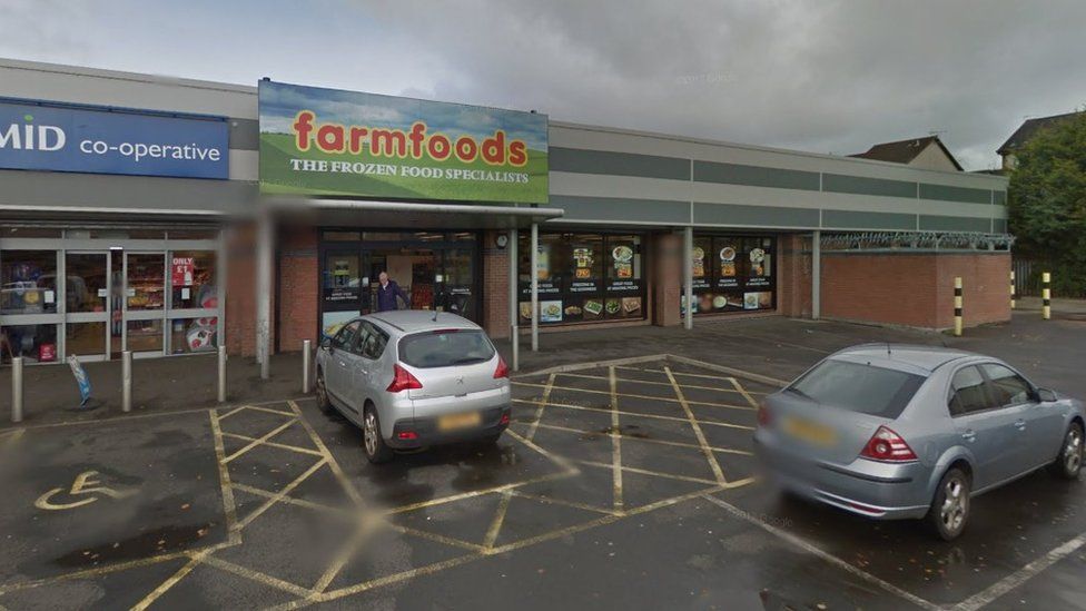 Detectives hunt armed man after supermarket robbery bid BBC News