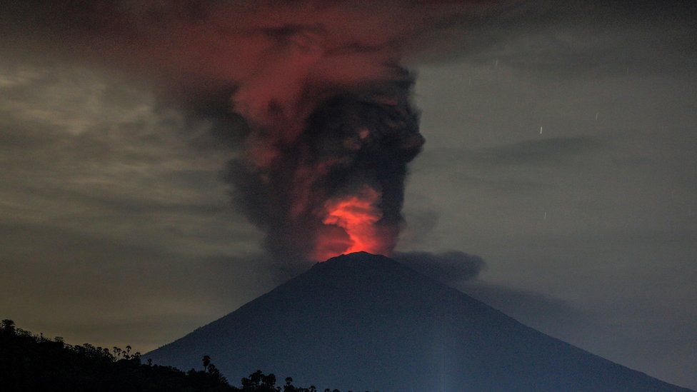 epa06353122 A long expossure photograph shows the Mount Agung volcano spewing hot volcanic ash as seen from Amed, Karangasem regency, Bali, Indonesia, 26 November 2017