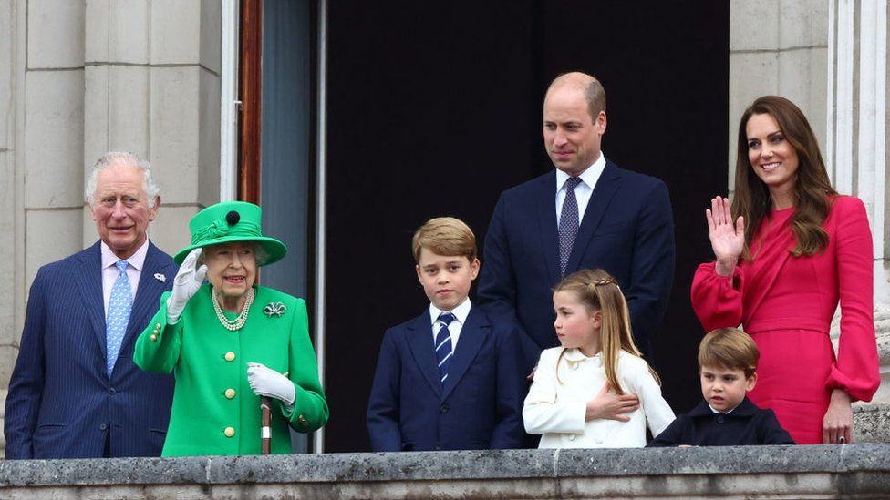 Left to right: Prince Charles, Prince of Wales, Queen Elizabeth II, Prince George of Cambridge, Prince William, Duke of Cambridge, Princess Charlotte of Cambridge, Prince Louis of Cambridge and Catherine, Duchess of Cambridge stand on a balcony during the Platinum Jubilee Pageant on June 05, 2022 in London