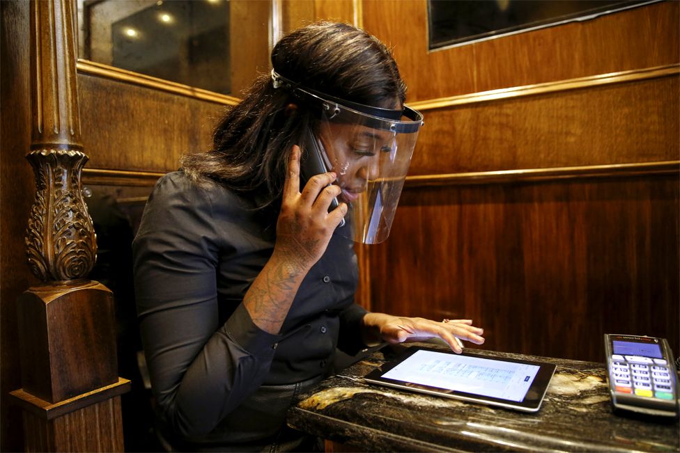 A receptionist takes an appointment reservation over the phone