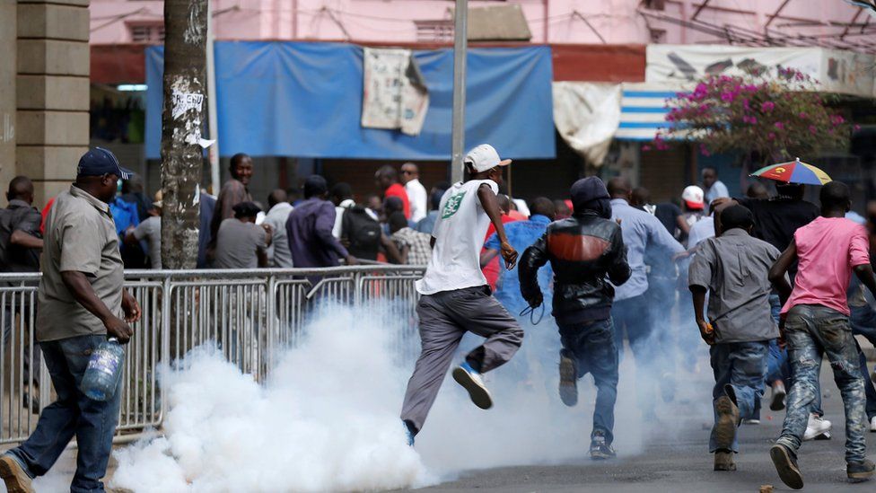 Supporters of Kenya's President Uhuru Kenyatta are dispersed along a street in Nairobi, Kenya 11/10/2017