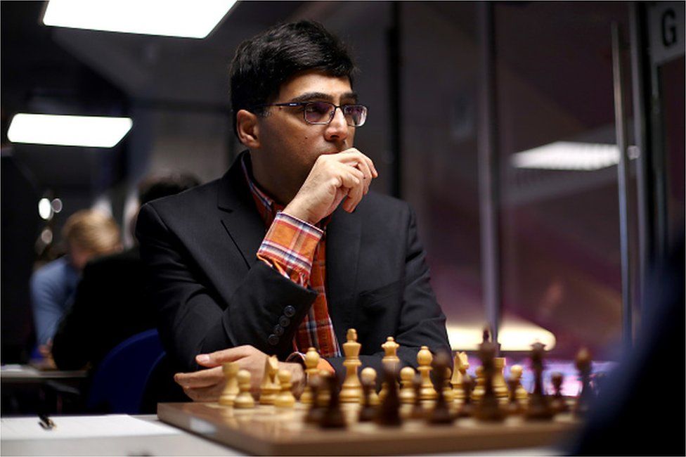 Вишванатан Ананд из Индии соревнуется с Джеффри Сюн из Китая во время 82-го шахматного турнира Tata Steel, который проходил в доме футбольного клуба ПСВ на стадионе Филипс 16 января 2020 года в Эйндховене, Нидерланды