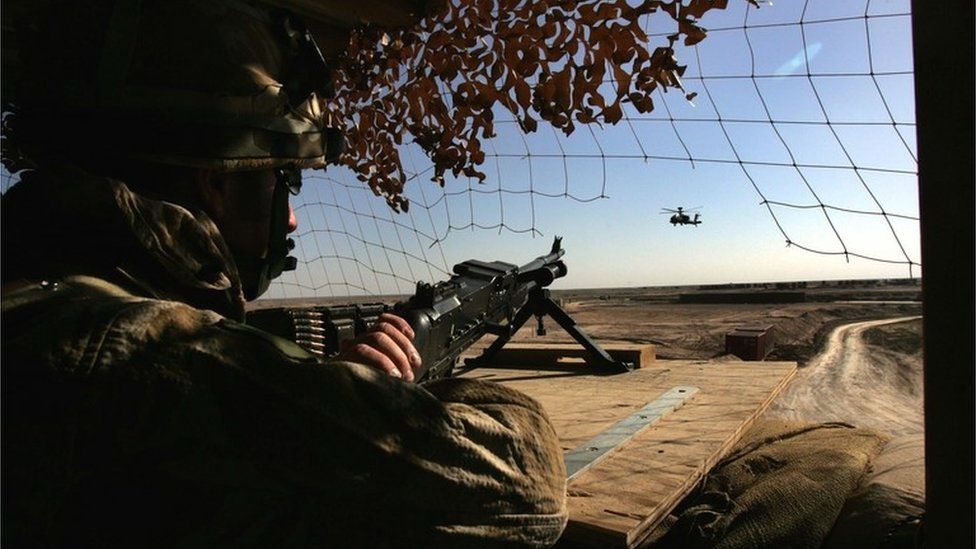 British soldier mans machine gun in Afghanistan 2007