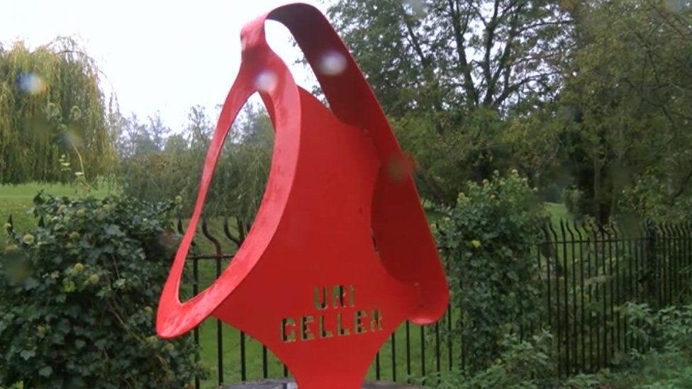 Uri Geller Unveils Spoon Statue In Sonning - BBC News