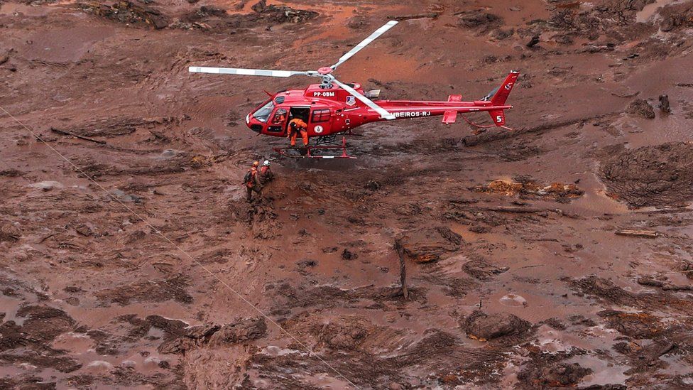 Rescue teams used helicopters to search for the missing in Brumadinho, Minas Gerais