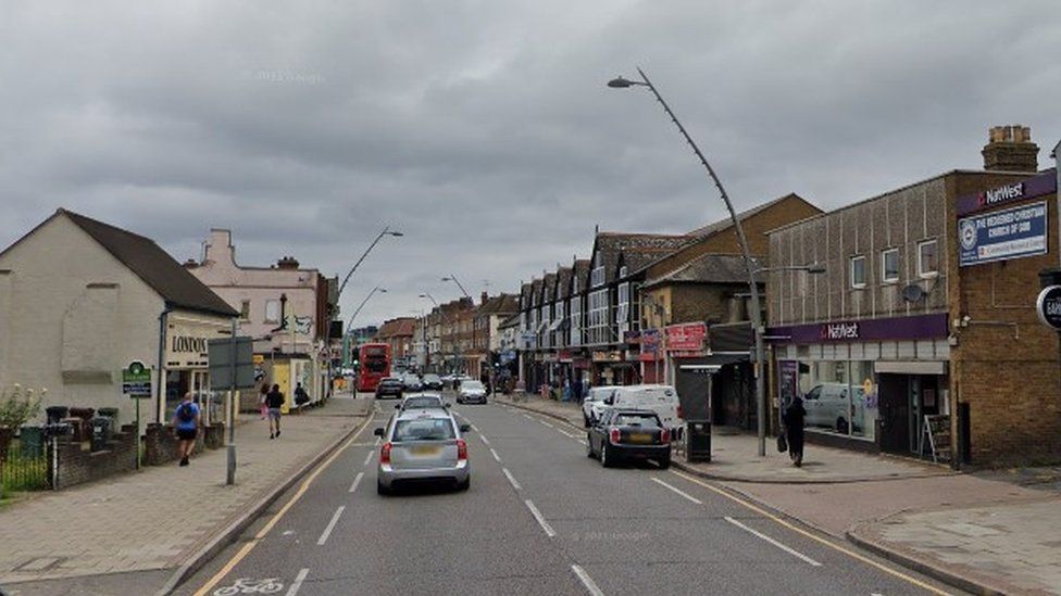 Chadwell Heath: Boy, 16, dies after being stabbed on board bus - BBC News