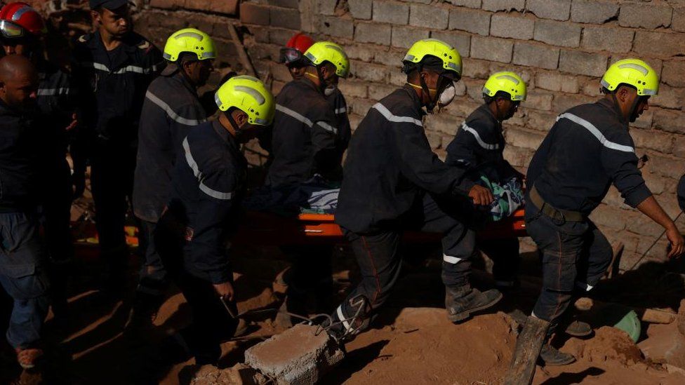Спасатели извлекают одно тело из-под завалов после смертельного землетрясения в Уиргане, Марокко, 10 сентября 2023 г.