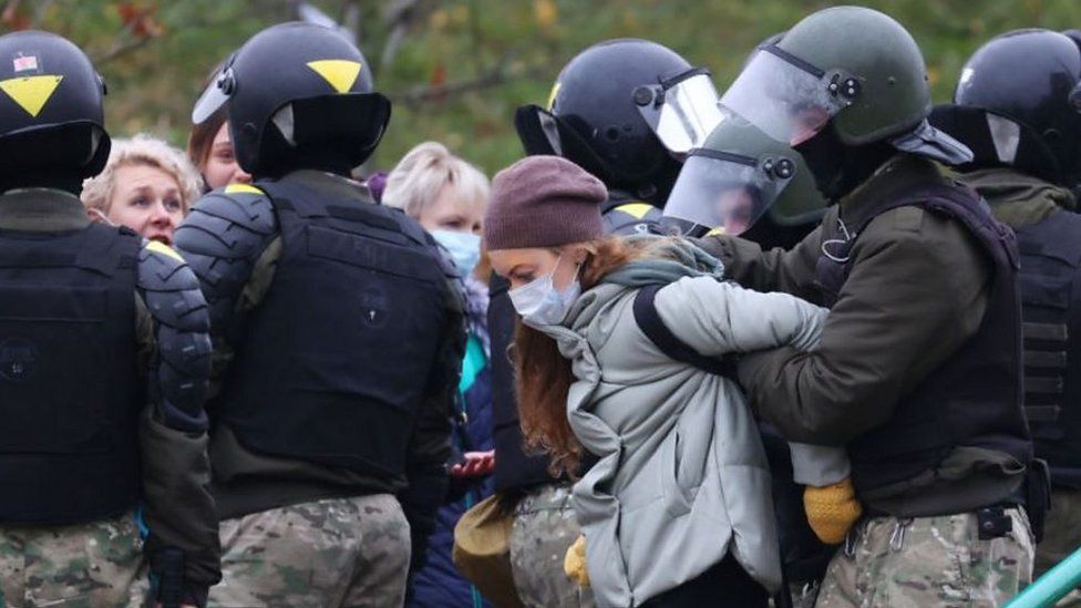 Police arrest demonstrators in Minsk, Belarus. Photo: 15 November 2020