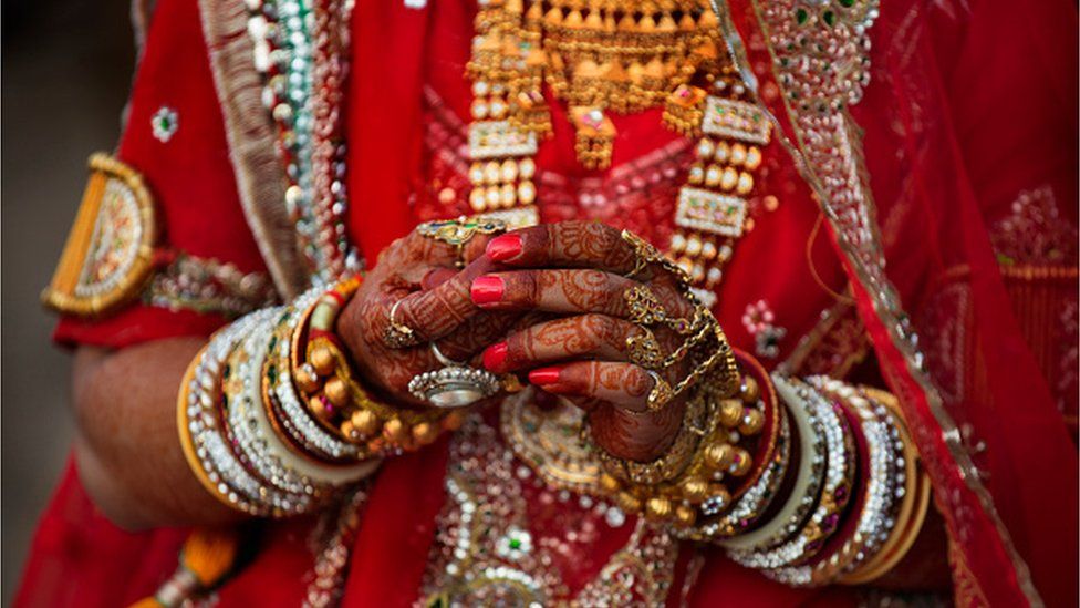 Una giovane ragazza che indossa un abito da sposa tradizionale al Desert Festival il 29 gennaio 2018 a Jaisalmer, Rajasthan, India.