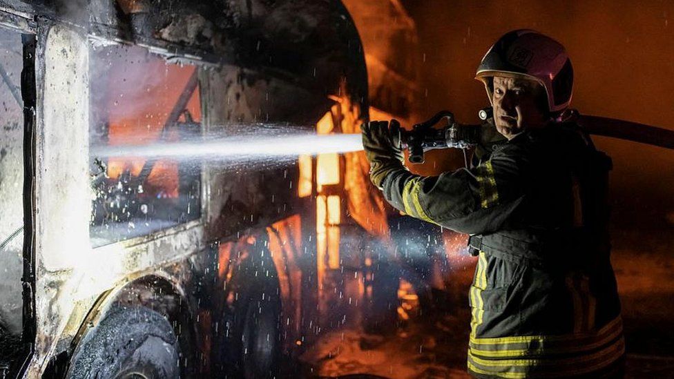 Διασώστες σβήνουν φωτιά μετά από επίθεση με ρουκέτα, στο Κίεβο (Κίεβο), Ουκρανία, 16 Ma