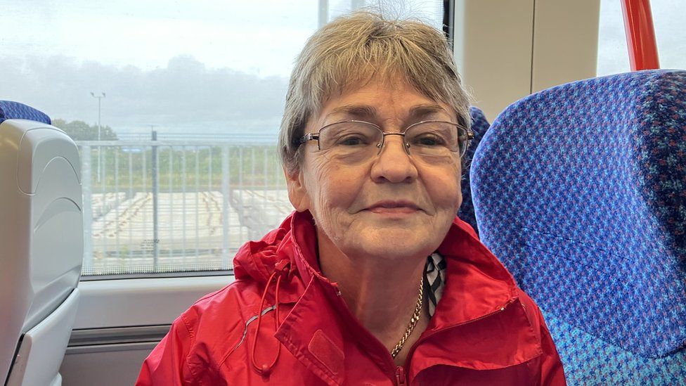 Chat-tea train: The rail journey combating elderly loneliness - BBC News