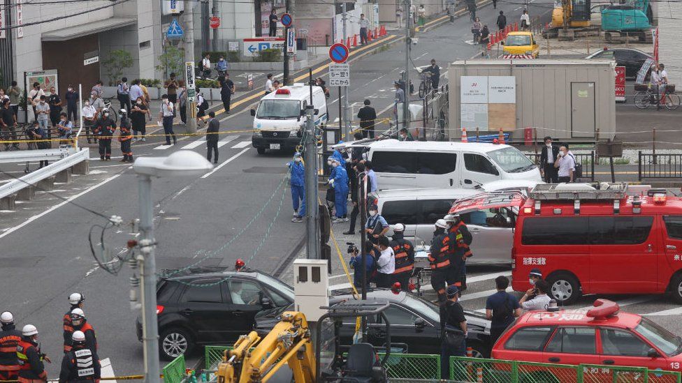 Uma visão geral mostra trabalhadores no local após um ataque ao ex-primeiro-ministro do Japão, Shinzo Abe, na praça da estação Kintetsu Yamato-Saidaiji, em Nara, em 8 de julho