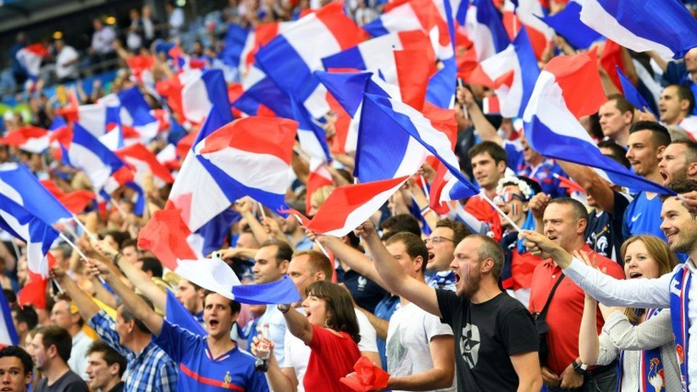 Payet's late goal gives France first Euros match win - BBC Newsround