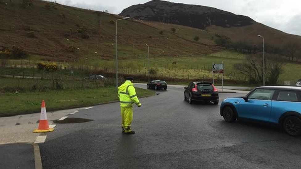 Roedd traffig yn cael ei ddargyfeirio ar hyd y B4417 gan fod yr A499 ynghau