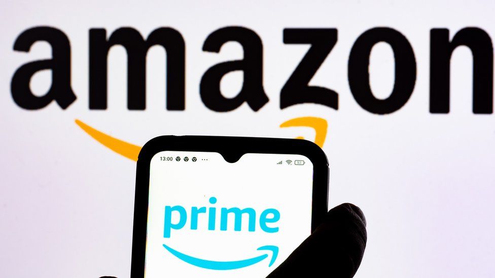 Логотип Amazon с логотипом Prime на телефоне на переднем плане