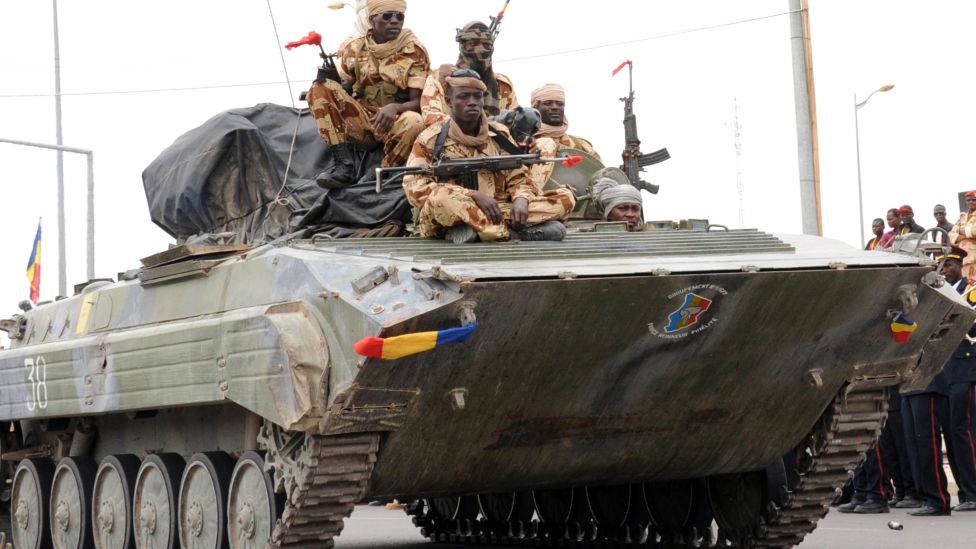 Вернувшиеся из Мали чадские солдаты сидят на танке во время шествия по столице Нджамены - 2013
