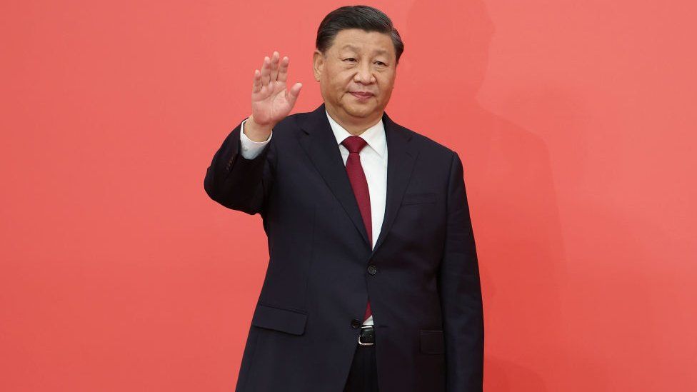 Chinese President Xi Jinping waves s at The Great Hall of People on October 23, 2022 in Beijing