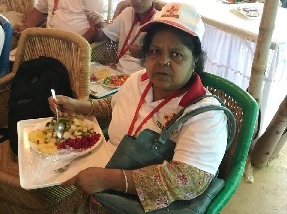 Shanti Bihani eating a plate of fruit at the Biswaroop diet event in 2017.