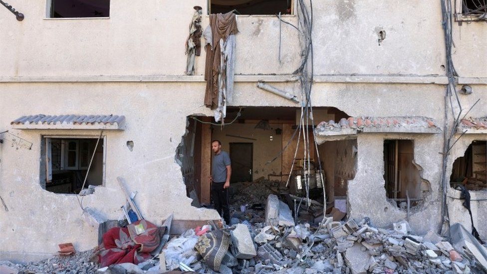 Палестинец проверяет свой дом, который был поврежден во время боевых действий между Израилем и Газой, поскольку соблюдается прекращение огня, в городе Газа 8 августа 2022 года.