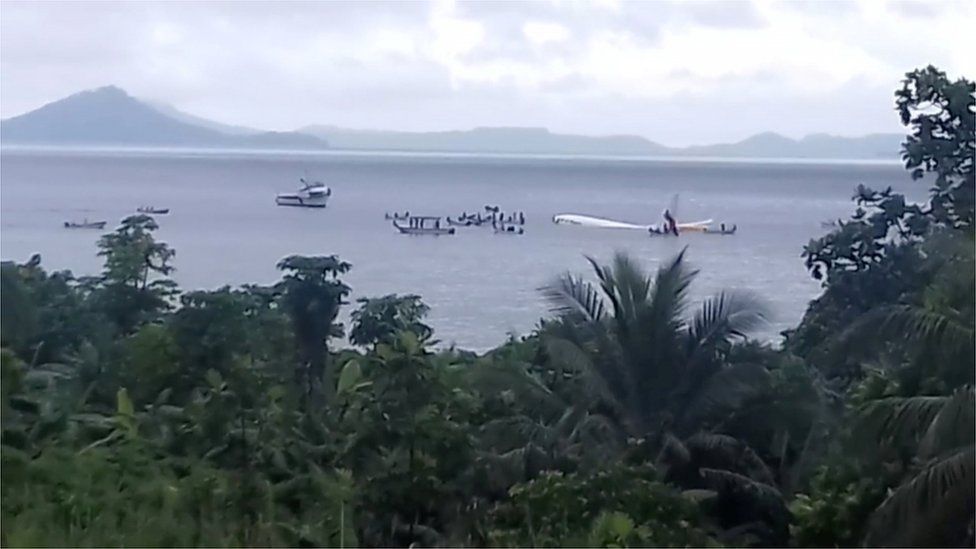 Avión de Air Niugini en el agua, en Micronesia