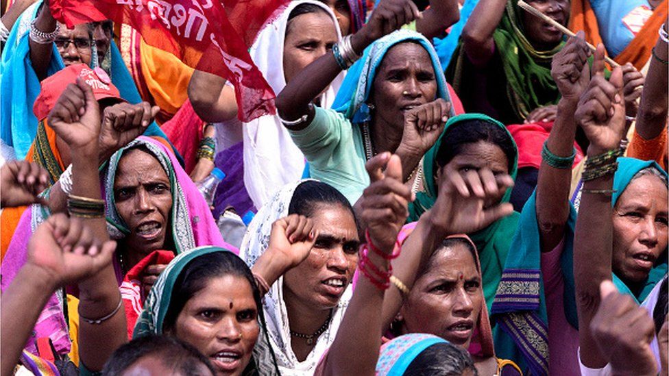 Члены племенной общины из разных частей Махараштры во время акции протеста, организованной Сатишодхаком Шеткари Сабха и Сатьяшодхаком Грамином Кашткари за воду, лес и землю на Азад-Майдане 23 октября 2018 года в Мумбаи, Индия. (