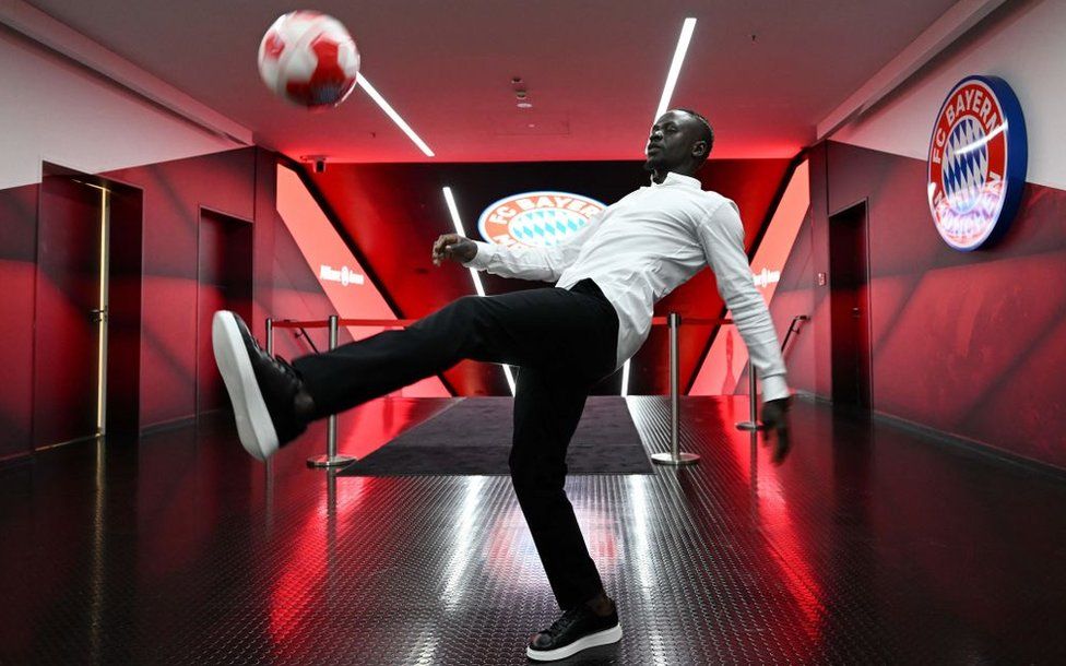 Bayern Munich's Senegalese new forward Sadio Mane plays the ball during a press conference.