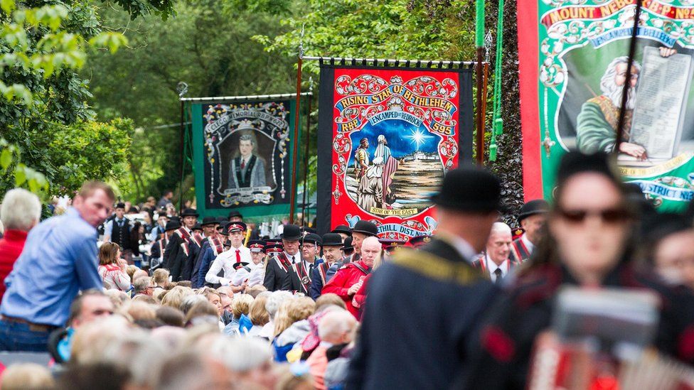 Sham Fight draws thousands to Scarva parade - BBC News