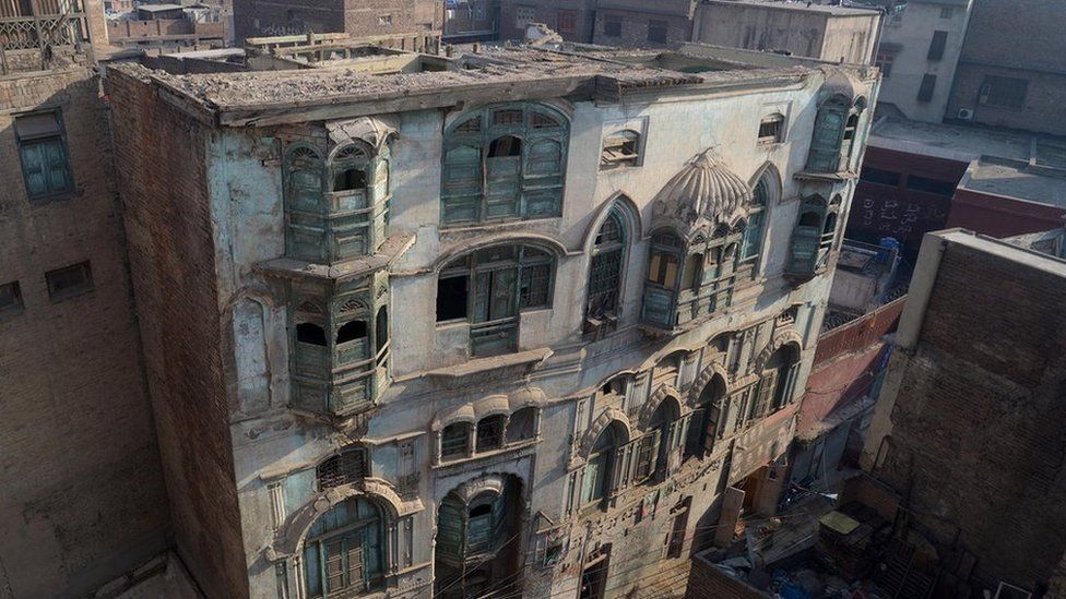 pakistan-to-save-ruined-homes-of-bollywood-greats-in-peshawar-bbc-news