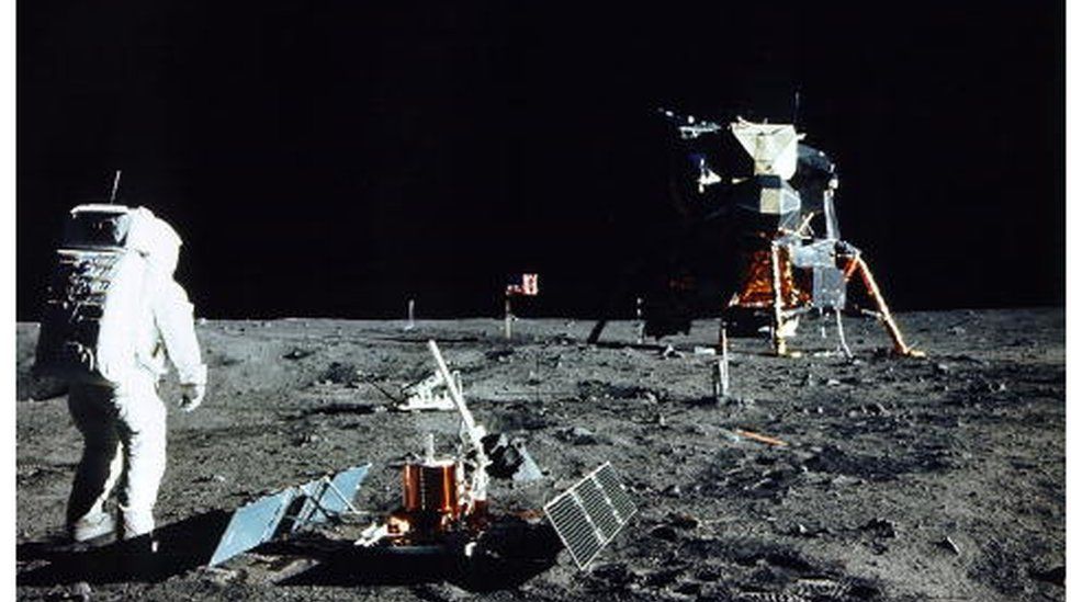 Астронавт Эдвин Э. Олдрин-младший, пилот лунного модуля, стоит рядом с научным экспериментом на поверхности Луны. Первая высадка человека на Луну произошла 20 июля 1969 года, когда лунный модуль «Орел» мягко приземлился в Море Спокойствия на восточной стороне Луны.