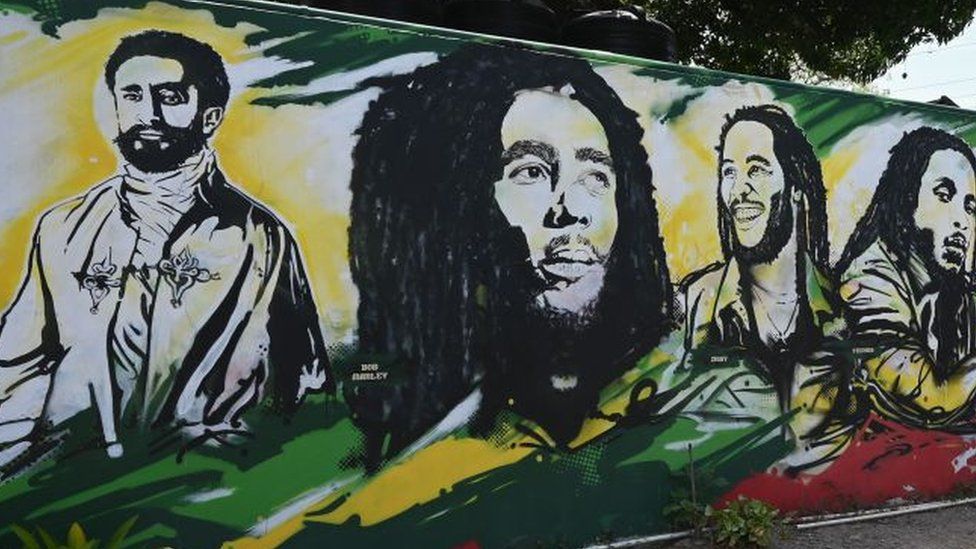 Фреска с изображением эфиопского императора Хайле Селассие I, легенды ямайского регги Боба Марли и его сыновей на территории музея Боба Марли в Кингстоне, Ямайка, май 2019 года