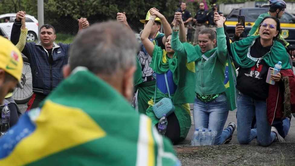 Сторонники президента Бразилии Жаира Болсонару проводят акции протеста на шоссе Хелио Смидта, недалеко от международного аэропорта, против избранного президента Луиса Инасио Лулы да Силвы, который выиграл третий срок после второго тура президентских выборов, в Гуарульюсе, Бразилия, 1 ноября 2022 г.