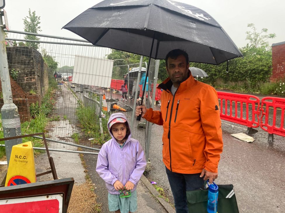 Parents 'frustrated' over Nottinghamshire school footpath closure - BBC ...