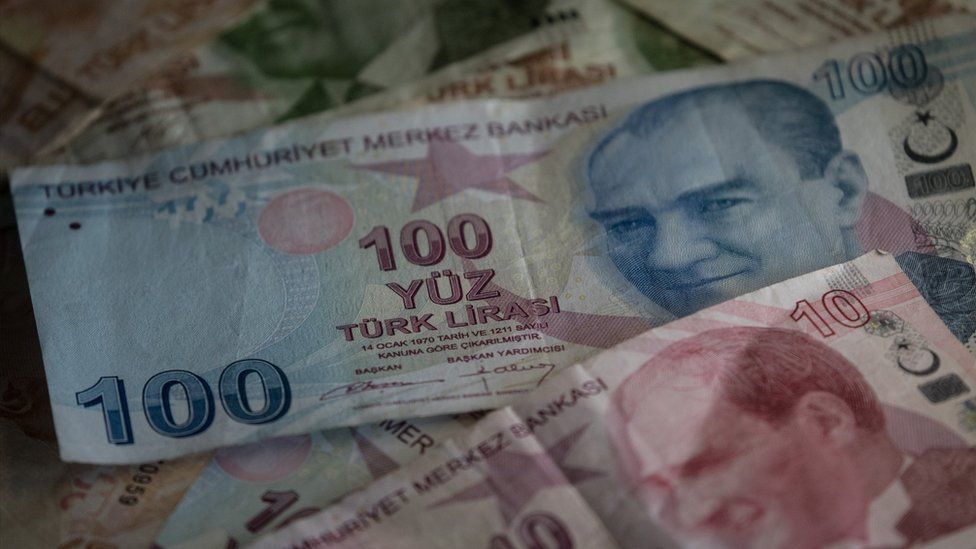 Валюта Турции упала на 14%.