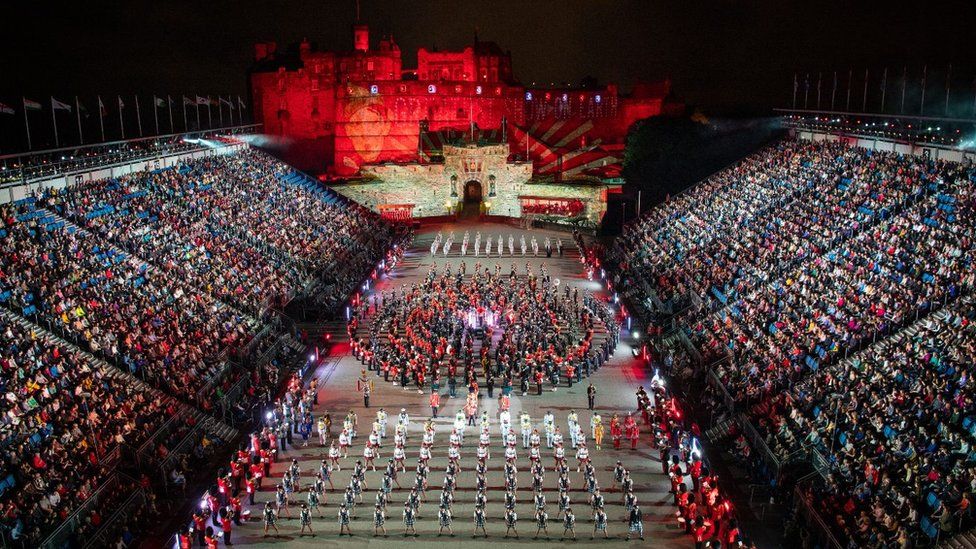 Sau ba năm chờ đợi, Lễ hội quân đội Edinburgh Hoàng gia trở lại với sức hút không thể bỏ qua. Tattoo Edinburgh với những nghệ thuật quân đội đầy sáng tạo và độc đáo sẽ khiến du khách hài lòng và tận hưởng không gian đặc biệt của lễ hội.