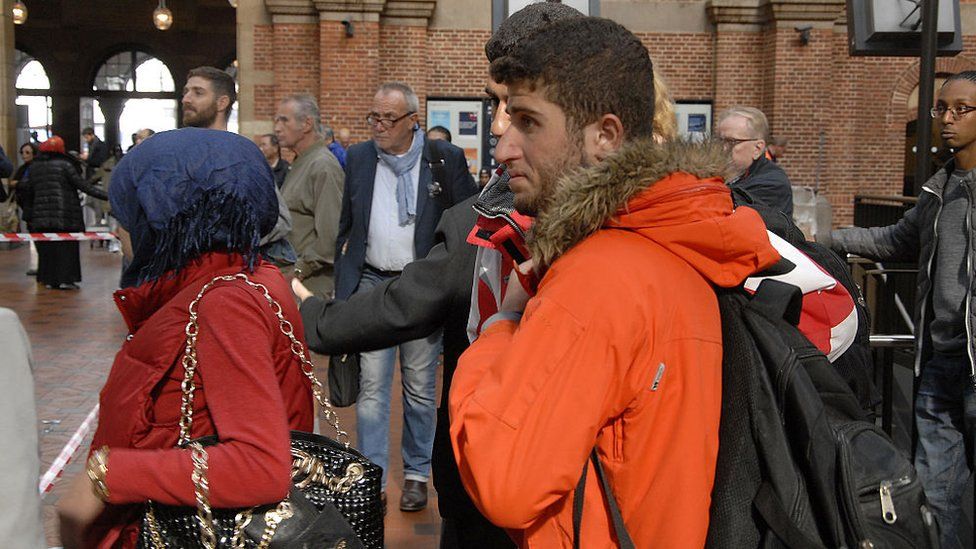 Соискатели убежища прибывают в Копенгаген в 2015 году