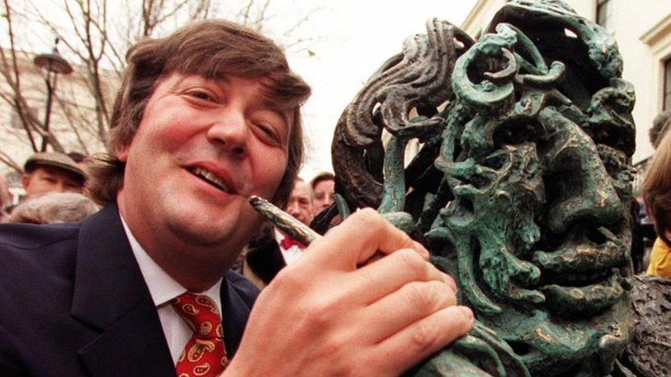 Stephen Fry unveils Maggi Hambling's Oscar Wilde Sculpture