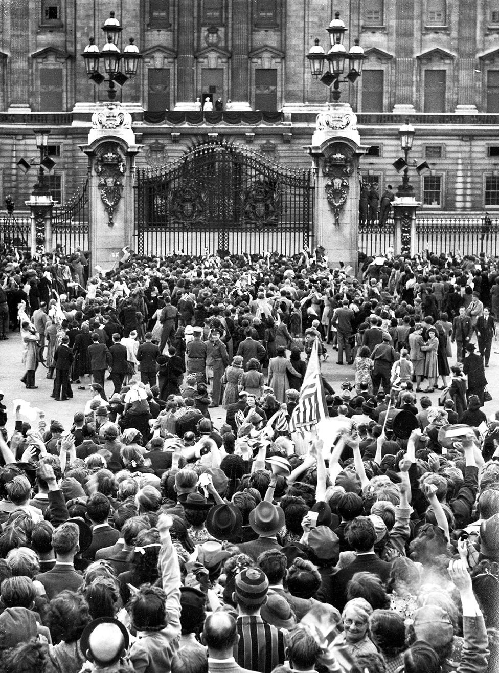 Crowds outside Buckingham Palace