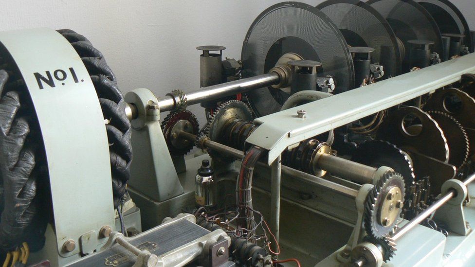 Speaking Clock's 80th gets British Horological Institute toast BBC News