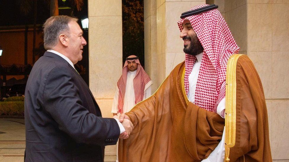 US Secretary of State Mike Pompeo shakes hands with Saudi Crown Prince Mohammed bin Salman in Jeddah (18 September 2019)