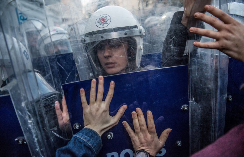 KadÄ±na YÃ¶nelik Åiddete KarÅÄ± UluslararasÄ± MÃ¼cadele ve DayanÄ±Åma GÃ¼nÃ¼'nde cinsiyetÃ§i Åiddeti protesto etmek iÃ§in Ä°stanbul Taksim'deki TÃ¼nel MeydanÄ±'nda buluÅan ve Taksim MeydanÄ±'na yÃ¼rÃ¼mek isteyen kadÄ±nlarÄ± engellemeye Ã§alÄ±Åan bir kadÄ±n polis