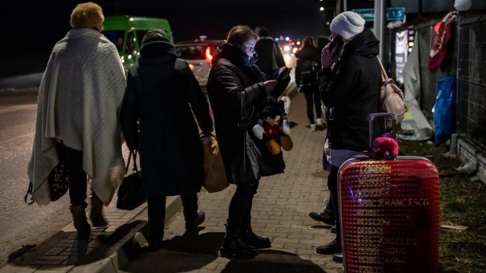 Ukrainian refugees arriving at the polish border at night