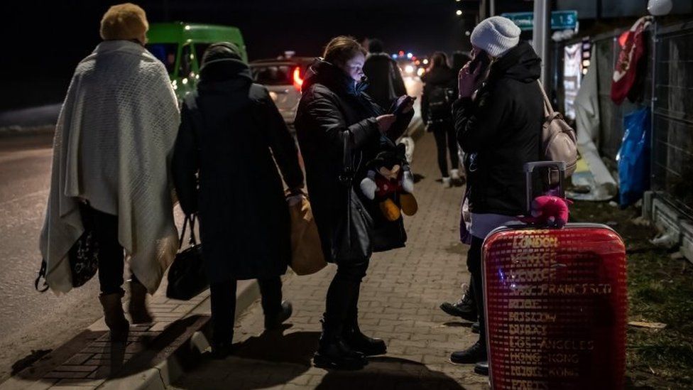 Украинские беженцы ночью прибывают на польскую границу