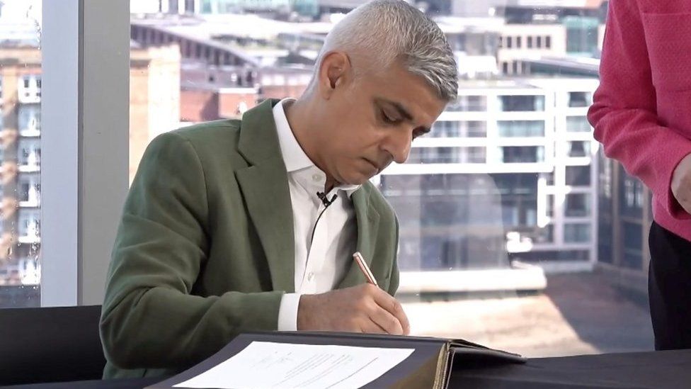 Sadiq Khan is sworn in as mayor of London