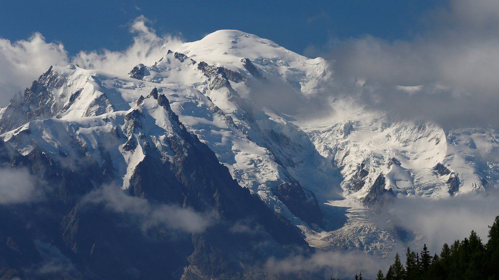Body of one of Italian Mont Blanc climbing trio found - BBC News